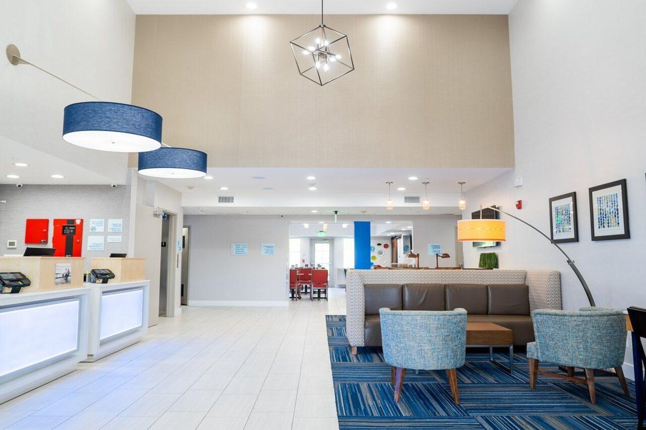 Holiday Inn Express & Suites - Lake Forest, An Ihg Hotel Exterior foto